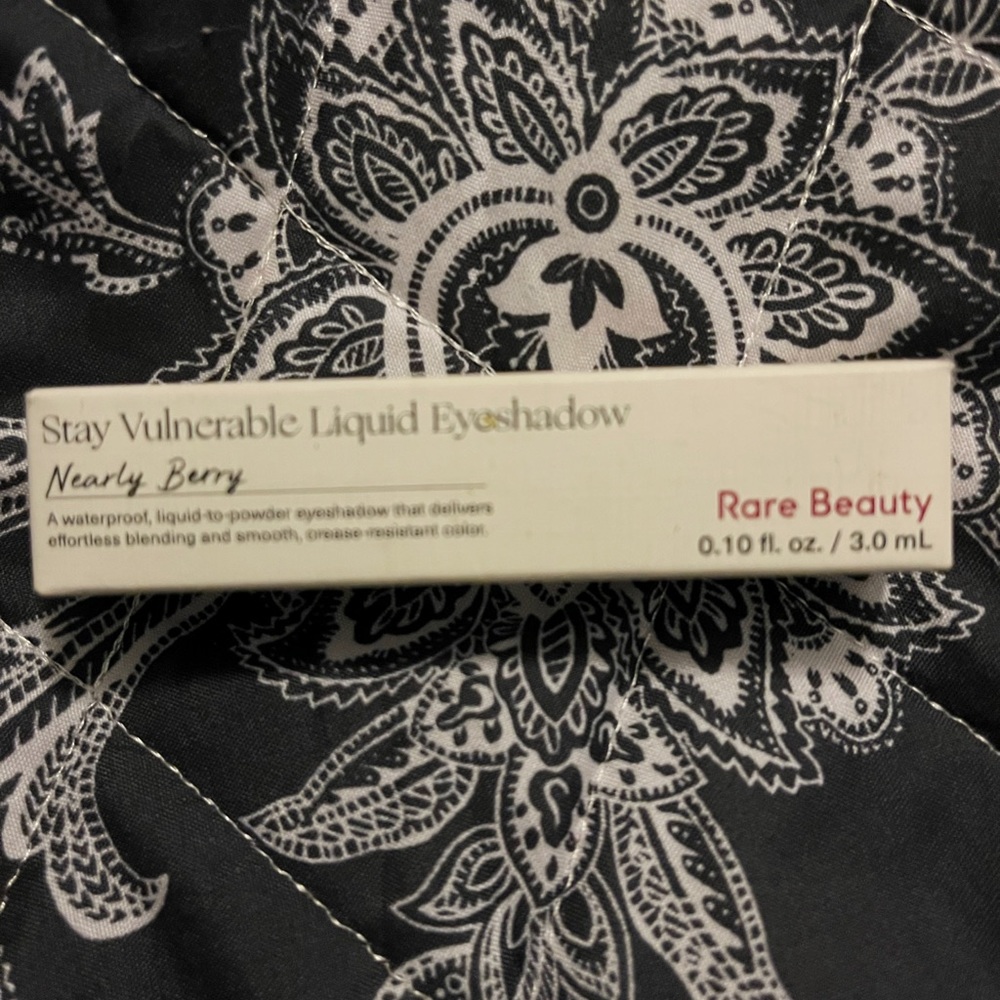 Selena Gomez liquid eyeshadow (nearly berry) - Picture 3 of 3